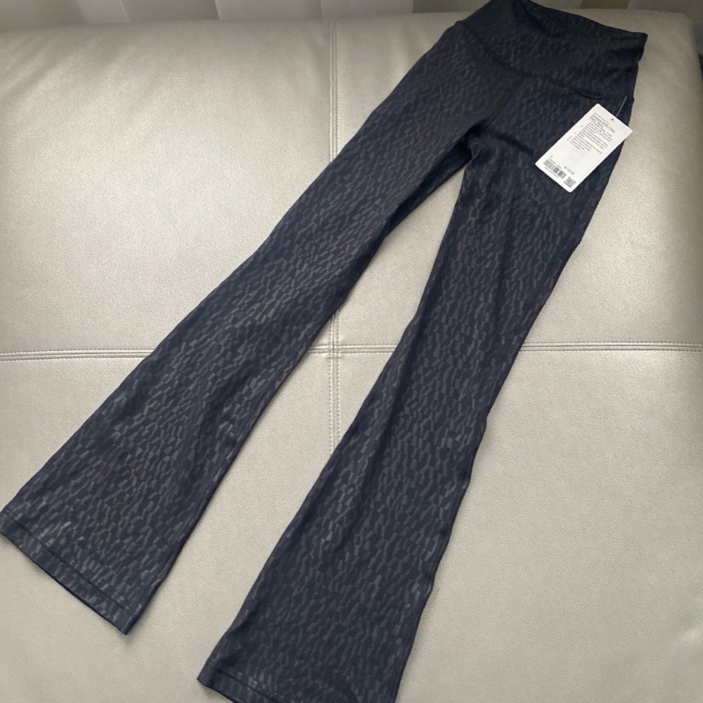 NWT GROOVE FLARE NULU LULULEMON